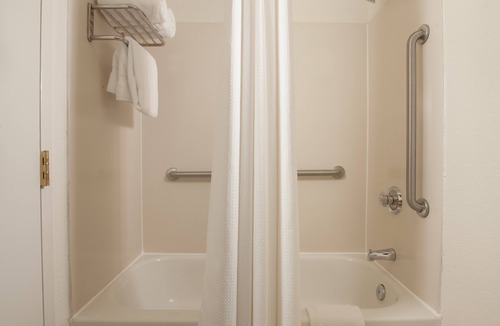 Downtown Charleston Hotel | Courtyard Charleston Waterfront