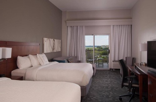 Downtown Charleston Hotel | Courtyard Charleston Waterfront