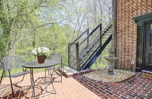 Lusby Apartment | Courtyard Studio at Bancroft Manor. Cozy Retreat!