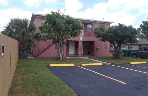 Riviera Beach Apartment | Cozy 1-bedroom, 1 shared bathroom, 2 miles from the beach, WPB port, or Trirail
