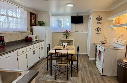Flowery Branch Apartment | Cozy 1-bedroom apartment in charming Flowery Branch with AC