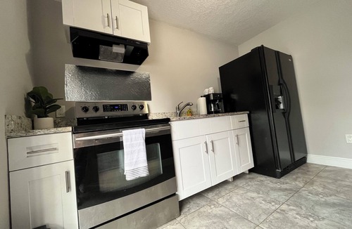 Mill Run Apartment | Cozy 1-bedroom apartment with kitchen, AC, WiFi, located 25 minutes from Disney