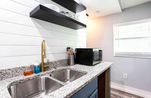 College Park House | Cozy 1-Bedroom Bungalow in Delightful College Park with AC