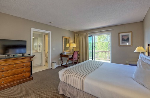 Clayton Hotel | Cozy 1-Bedroom King Room in Clayton, GA with Mountain Views