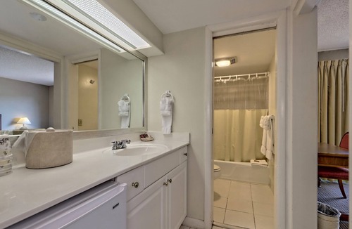 Clayton Hotel | Cozy 1-Bedroom King Room in Clayton, GA with Mountain Views