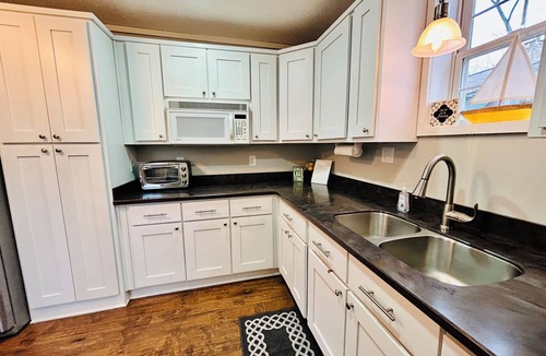 Estill Springs Cottage | Cozy 1-bedroom lake side cottage in beautiful Estill Springs