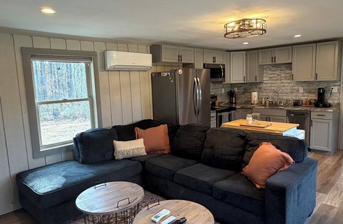 Jones County Cabin | Cozy 1-bedroom peaceful pond cabin minutes from town