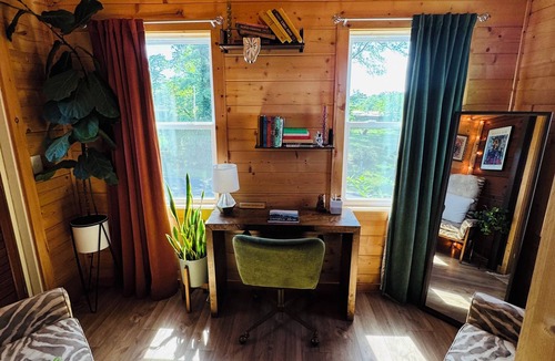 Upward Cabin | Cozy 1-bedroom tiny home log cabin in Flat Rock with amazing outdoor space!