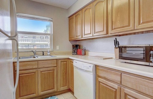 Bayview Park Apartment | Cozy 2-bedroom apartment in beautiful Cocoa Beach with WiFi, AC
