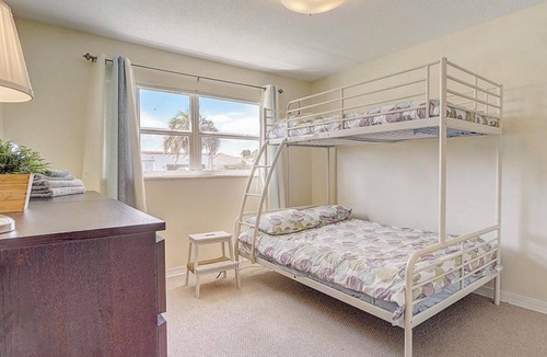 Bayview Park Apartment | Cozy 2-bedroom apartment in beautiful Cocoa Beach with WiFi, AC