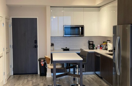 North Buckhead Apartment | Cozy 2 bedroom apartment that feels like home with a rooftop heated jacuzzi.