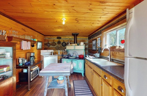 Saxon Cabin | Cozy 2-bedroom cabin built in 1855 with WiFi