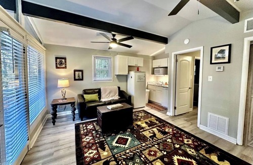Cataula Cabin | Cozy 2-bedroom cabin in perfect Hamilton with refreshing AC