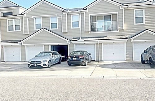 Baymeadows Condo | Cozy 2-bedroom condo with WiFi, fitness room pool in the heart of Jacksonville