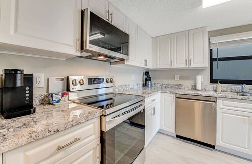 Glenwood Condo | Cozy 2-bedroom condo with AC, WiFi in tranquil Ormond Beach
