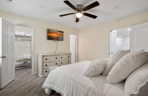 Charlotte House | Cozy 2 Bedroom Duplex In Charlotte, Jacuzzi, Sleeps 6 plus 2