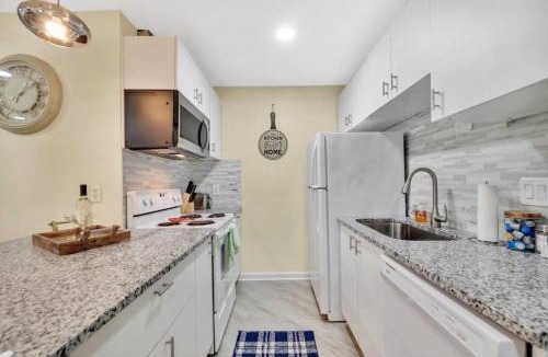 Charlotte House | Cozy 2 Bedroom Duplex In Charlotte, Jacuzzi, Sleeps 6 plus 2