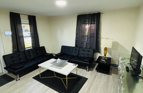 Gladeview House | Cozy 2-bedroom house in enjoyable Miami with WiFi, AC, and close to everything!