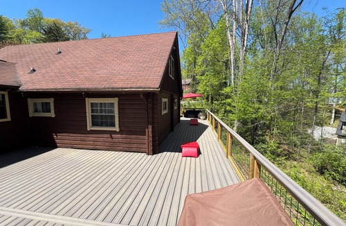Rocky Top Cabin | Cozy 2-bedroom + Loft Wood Cabin in Rocky Top with AC
