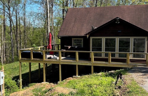Rocky Top Cabin | Cozy 2-bedroom + Loft Wood Cabin in Rocky Top with AC