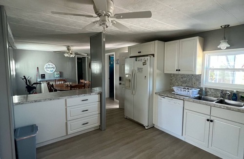 Marathon House | Cozy 2-bedroom mobile home in enchanting Marathon with WiFi, AC.