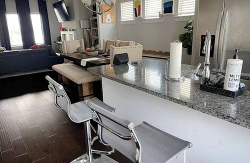 East Side House | Cozy 2-Bedroom & Office Corporate Stay Townhome
