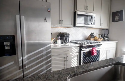 East Side House | Cozy 2-Bedroom & Office Corporate Stay Townhome