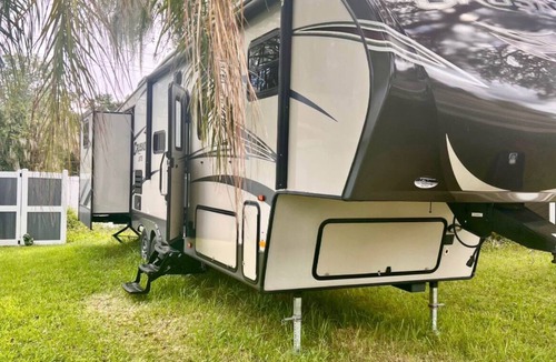 East County Civic Group House | Cozy 2-bedroom RV in excellent Valrico/Tampa with WiFi, AC, Heat, Hot water