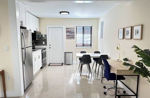 Wynwood Art District House | Cozy 2-bedroom townhome in fantastic Miami Wynwood/Design District with WiFi, AC