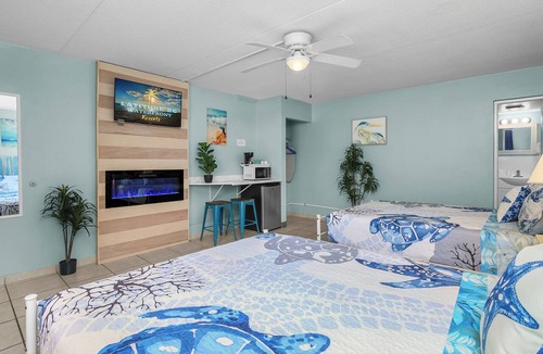 Siesta Isle Hotel | Cozy 2 Queen Bed Studio in Sunny Fort Myers Beach