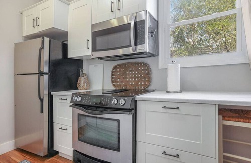 Mount Pleasant Apartment | Cozy 2br/1ba Shem Creek Hideaway!