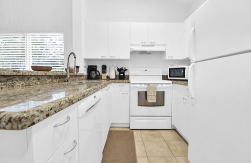 Boca Raton Apartment | Cozy 2BR, 2BA apartment on top floor in quiet West Boca Raton community