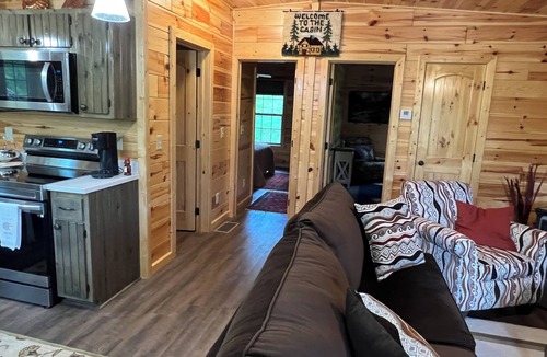 Clarkesville Cabin | Cozy 2BR Cabin Near Helen Relaxing Mountain Escape Minutes from Downtown Helen