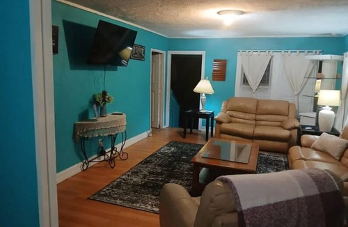 Fort Myers Apartment | Cozy 2BR Fort Myers Getaway – Minutes to Downtown!