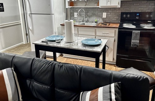 South Congaree Apartment | Cozy 2BR Getaway-Fully Furnished-10min To Airport