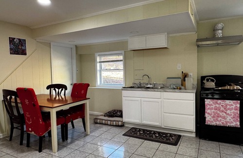 East Cobb Bed & Breakfast | Cozy 2BR Urban Haven · Peaceful City Retreat