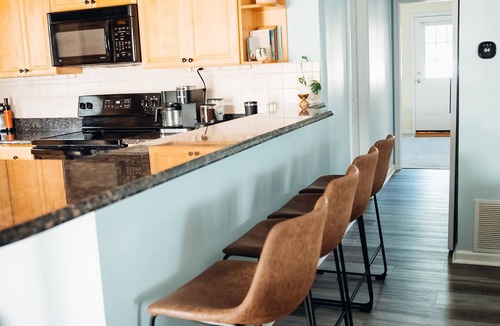 Southend House | Cozy 3 bedroom 2 bath - few blocks to the beach!
