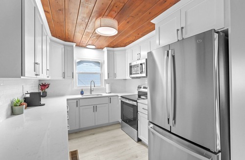 Garden City Cottage | Cozy 3-bedroom cottage only a half mile from Garden City Beach!