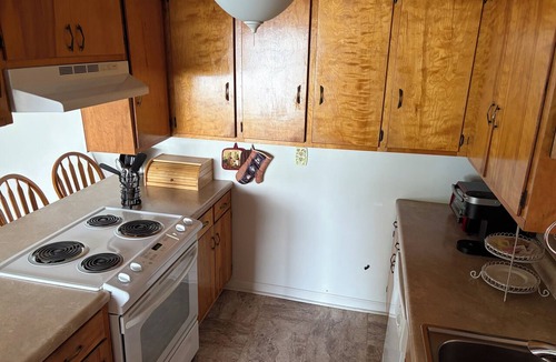 Claremont House | Cozy 3 Bedroom House Located on Lake Lookout