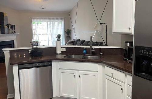 Fairforest House | Cozy 3 bedroom w/bonus, just 3 mins from Upward Star Center, restaurant, shops