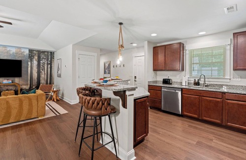 Paw Creek House | Cozy 3BD w/Backyard BBQ & Patio - 15 Mins Downtown