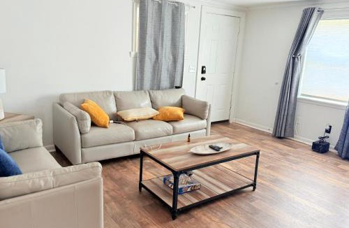 Westside House | Cozy 3BR Home Downtown with Backyard Wi-Fi Parking