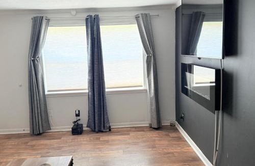 Westside House | Cozy 3BR Home Downtown with Backyard Wi-Fi Parking