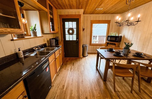 Cliff Ridge Colony Cabin | Cozy 3BR Mountain Escape - Highland Hüs @ Caesars Head