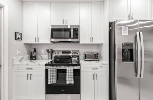 Florida Ridge House | Cozy 3BR Vero Beach Retreat 10 Mins to Beaches. Early Check-In & Late Check-Out!