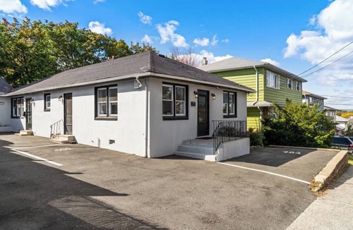 Hackensack House | Cozy 3BR w Parking, near NYC