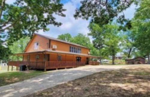 Flat Rock Cabin | Cozy 4-bedroom cabin with WiFi, AC in brilliant Flat Rock