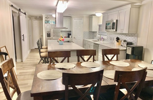 Arlington House | Cozy 5 Bedroom 85” TV Home in a Secluded Area