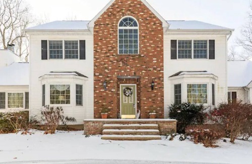 Monroe House | Cozy 5 bedrooms colonial surrounded with nature