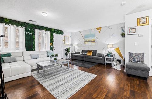 Church Street House | Cozy Airport Oasis Grey